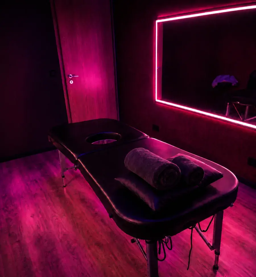 Massageraum mit LED-Spiegel im LinDom-Salon in Budapest