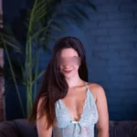 Esther portréja világos enteriőrben a LinDom Massage budapesti szalonjában, diszkrét szemkitakarással.
