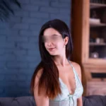Esther kanapén készült portréja a LinDom Massage budapesti szalonjában, diszkrét szemkitakarással.